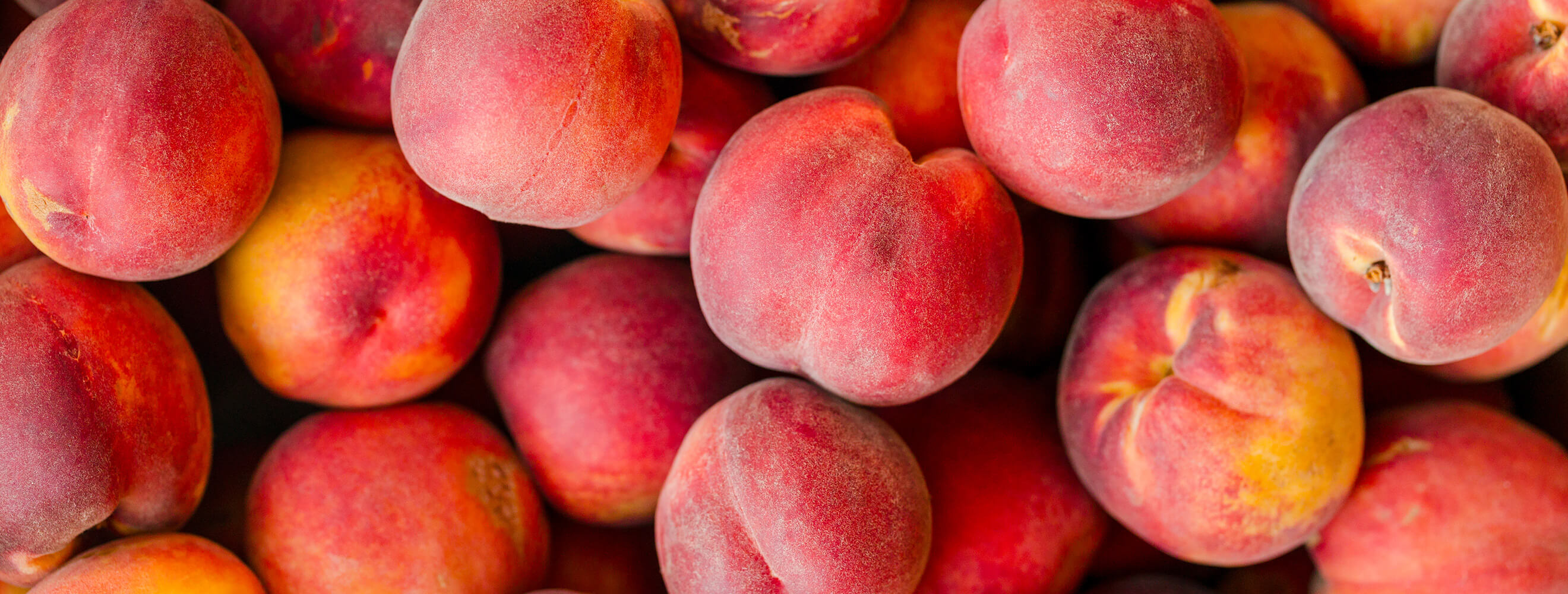 fresh whole peaches in a pile