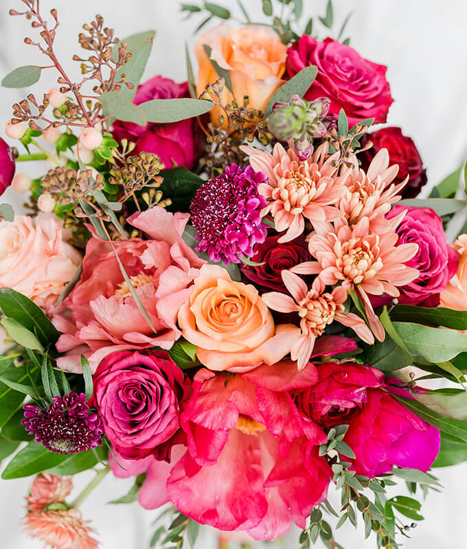 a beautiful bouquet of flowers in shades of pink